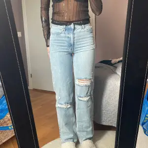 Jeans med slitningarna 🫶🏻 midwaist/high 🫶🏻 storlek 36 🫶🏻 jag är 170