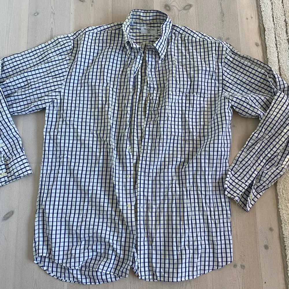 Vintage Skjorta från Valentino. Missfärgad eftersom att den är vintage, därav lägre pris. Storlek 40 (XL). Tröjor & Koftor.
