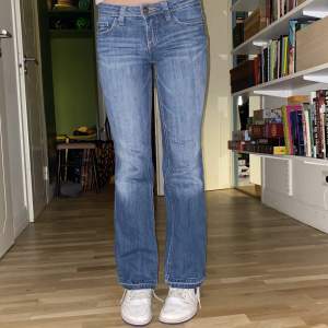 Jättefina jeans från märket esprit!! Säljer pga de har blivit för små. Har sprättat upp sömmen vid benen för att de skulle bli längre! Jag är 163cm Lappen vid midjan är sprucken. Tveka inte på att skriva om du har några frågor💗💗