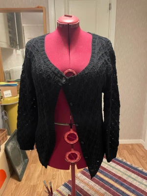 Kofta - Handstickad kofta med mönster. Ingen exakt storlek men passar mig som är S i vanliga fall, samt min kompis som är M-L. 