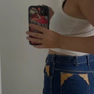 WILDFLOWER SKAL - Säljer nu mitt wildflower skal till iPhone 11!! Det står Dog Mom på❤️ jag köpte den för 600kr(inkl frakten) men säljer nu för 300(inkl frakt) 🐶🐶