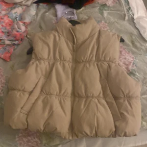 Väst  - Cropped väst från hm, bra skick ej använd 