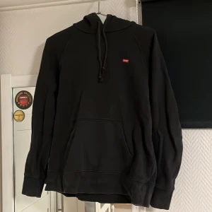 Svart hoodie Levis - Svart levis hoodie med liten logga 
