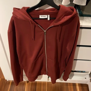 Weekday ziphoodie - Helt ny ziphoodie, storlek L men passa även M