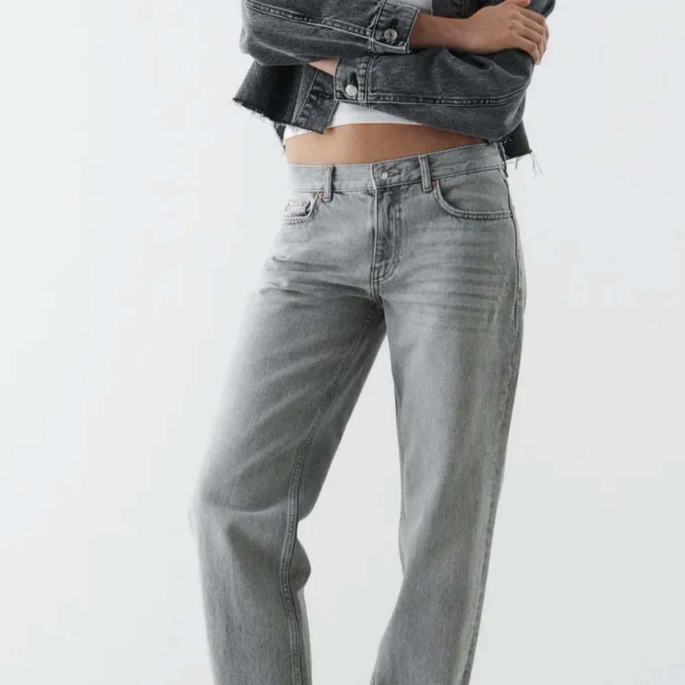 Gina byxor low straight jeans! Köpta för 500kr💘. Jeans & Byxor.