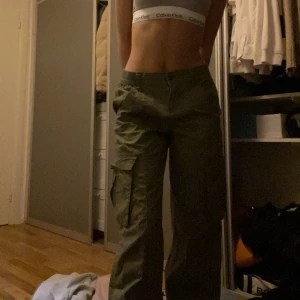 Cargo  - Skit snygga, från hm, använda 2 gånger men i super skick! Frakt tillkommer på 69kr🫶🏼
