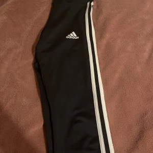 Adidas leggings  - Har haft på mig dom är 2 ggr, är ganska kort så det är nog ända anledningen dom passade