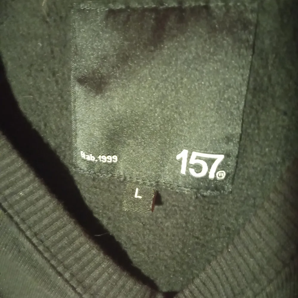 Basic svart sweatshirt, helt oanvänd därför säljs den:). Tröjor & Koftor.