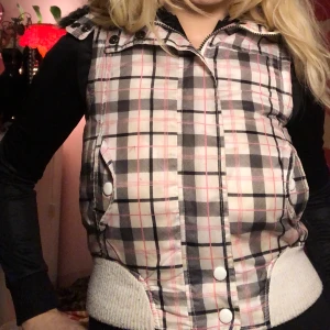 Rutig väst i svart, vit ljusrosa - Mycket snygg och söt väst💗