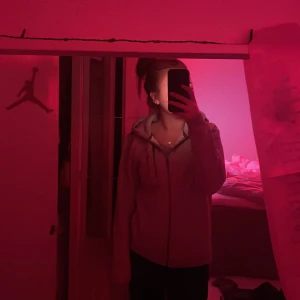 Sailracing tröja - Säljer min gråa sailracing kofta i väldigt bra skick i strlk 170 men passar xs/s