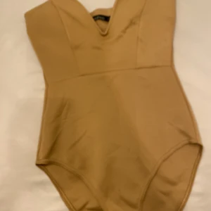 Body boohoo - Beige body från BooHoo i storlek 34. Stor i storleken, skulle säga att den passar en 36-38. Aldrig använd. Säljes för 50kr
