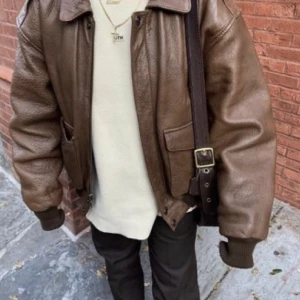 Brun läderjacka  - Trendig oversize läderjacka från mango💕 (första bilden är bara inspo, andra bilden är min)