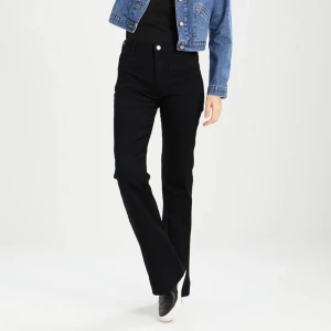 Wrangler bootcut jeans - Nästan ny. Endast använd en gång.  Ny pris 899kr i zalando.
