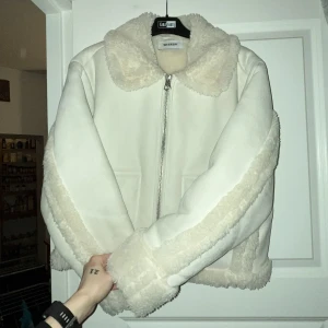 Weekday  - Jacka ”Sherling” storlek M, köpt november 2022. Nypris: 1090kr. Mycket gott skick. 🤍