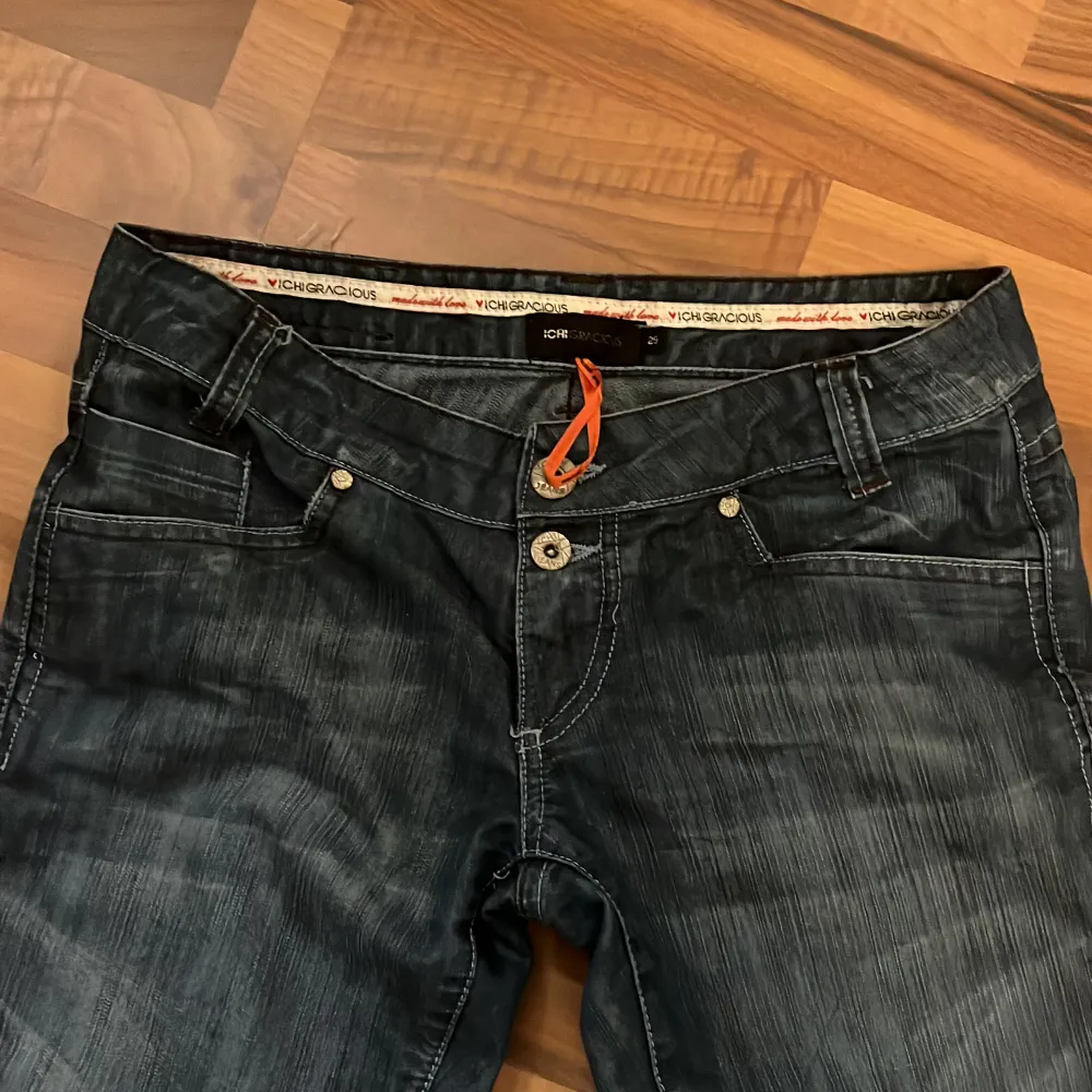 Skit snygga ichi jeans som ej kmr t andväning dem är low waist måtten är 39cm tvärs över midjan och 72 innerbenslängden ❤️. Jeans & Byxor.