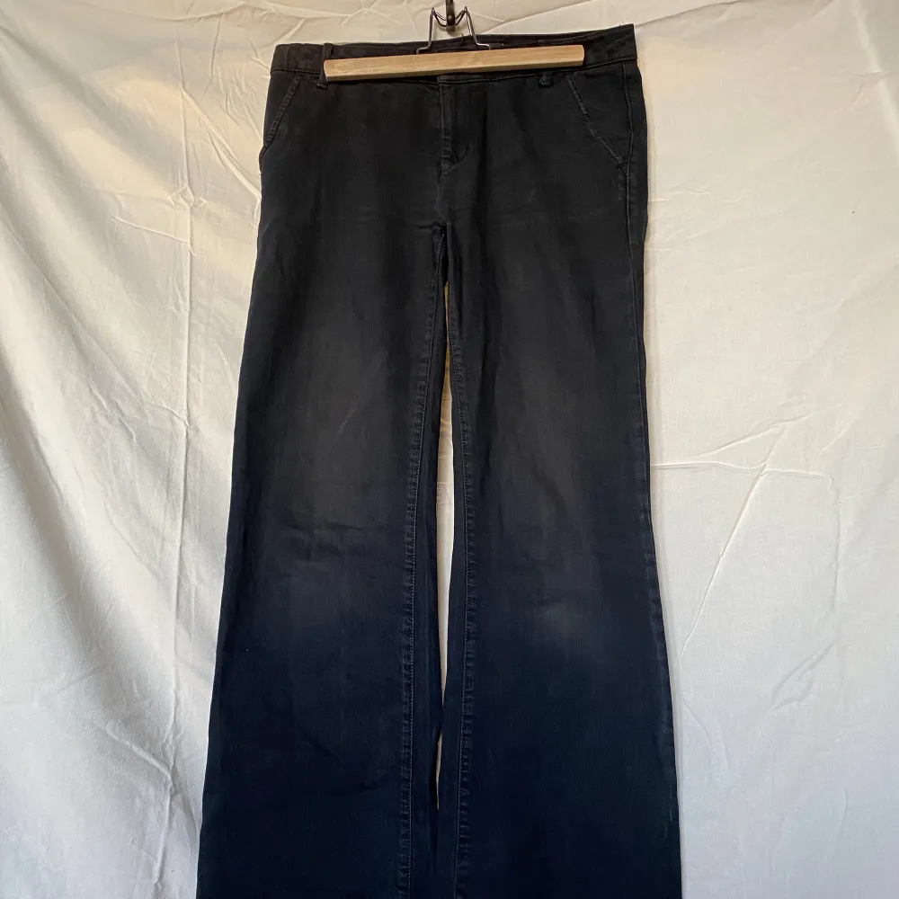 snygga utsvängda mörkblåa jeans! väl använda och slitna längst ner, därav priset! midjemått: 42cm. Jeans & Byxor.
