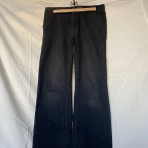 utsvängda jeans - snygga utsvängda mörkblåa jeans! väl använda och slitna längst ner, därav priset! midjemått: 42cm