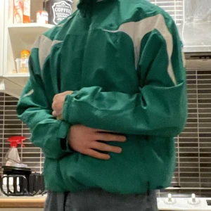 Umbro Vintage Jacka - Snygg vintagejacka från second hand, för det mesta oanvänd. Bra skick, inget slitage och justerbar midja ifall den vore för lång :) 