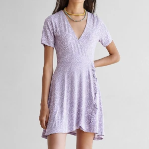 Blommig klänning - Lila blommig omlott klänning med volangkant. Från Pull&Bear köpt på ASOS  Helt ny med prislapp, nyskick  Storlek XS