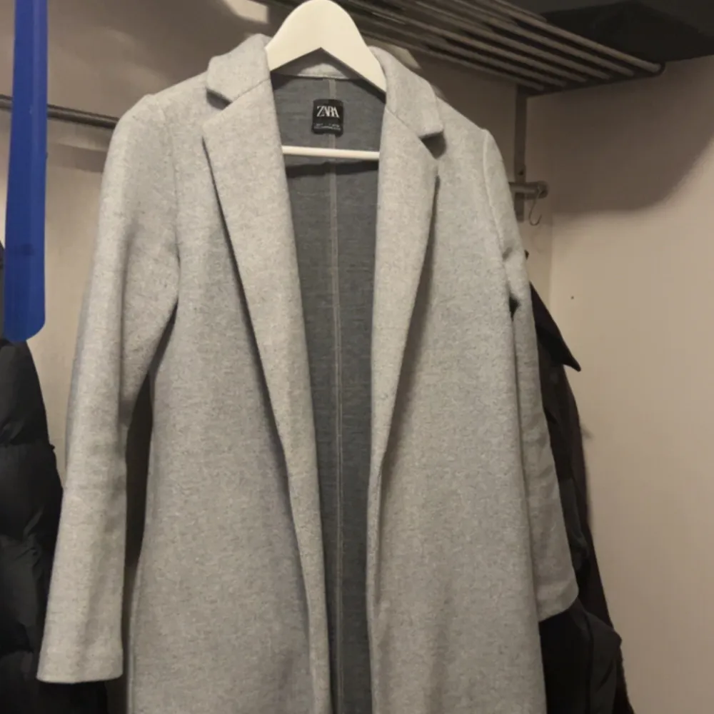 Säljer denna gråa kappa från Zara i fint skick, storlek S 💓. Jackor.