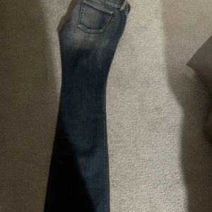 Diesel jeans - Säljer ett par jättefina diesel jeans, ser helt oanvända ut! Säljer då de tyvärr är för små för mig, storlek 27/32💕💕