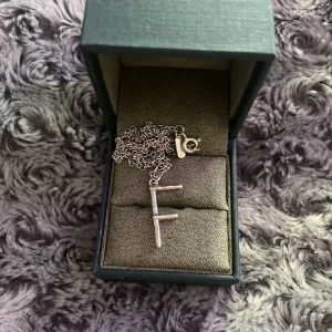 Maria Nilsdotter halsband - Intressekoll på mitt superfina F halsband från Maria Nilsdotter, byter gärna mot ett stort F