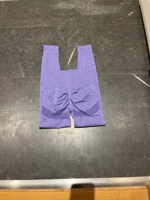 träningstights storlek s 💜 - SUPERFINA träningstights från shein, storlek s! superbra pris. sitter så fint i rumpan och är knappt använda. därav nyskick! 💜