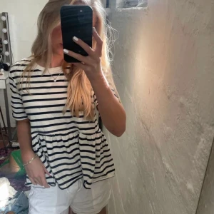 randig tshirt zara med volang - superfin tshirt från zara som ej kommer till användning. inga defekter, köparen står för frakt. (lånade bilder)❤️‍🔥