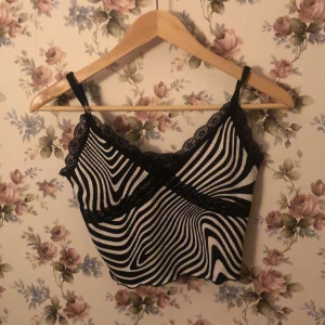 Svart vit topp - Svart vit topp med zebra mönster från H&m 📦🎀