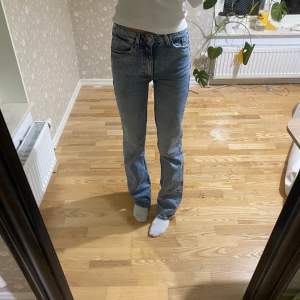 Ett par jättefina högmidjade jeans omsydda till mid waist!✨ de är insydda vid midjan och omsydda till lägre midja. Väldigt liten i midjan pga det. Ett litet hål vid midjan men går att sy!! Strl 24 men längre i benen pga lägre midja! Jag är 174💫