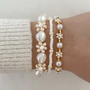 Tova, Elize & Sonja Armband  - Handgjorda pärlarmband!!😍Säljer på min Instagram: hn.smycken 💕 Swipa för att se namnen+priserna. Fri frakt inom hela Sverige 