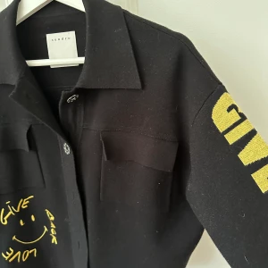 Sandro jacka - Säljer denna fina jacka ifrån sandro, perfekt till våren eller sommaren💛nypris runt 3000