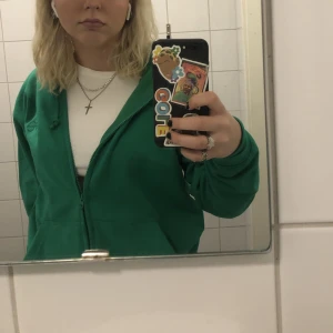 Grön zip-up - Zip-up, knappt använd i fint skick😋 