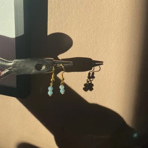 Akvamarin örhängen💙 - Ett par guldiga örhängen i äkta akvamarin! Ett litet kort med egenskaper för kristallen medföljer i ordern <3 ploppar tillkommer! 