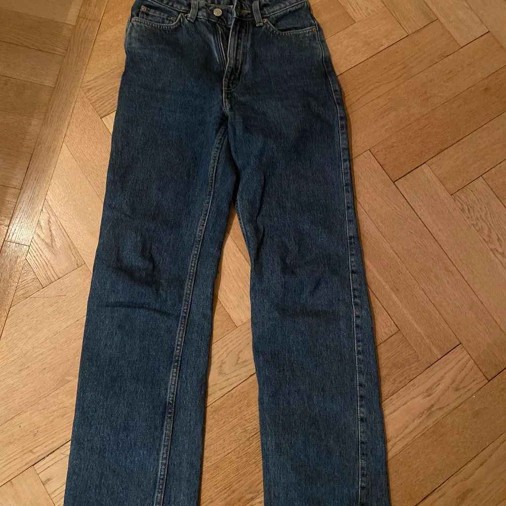 Säljer mina byxor från weekday i modellen arow skriv för mer bilder eller frågor💕. Jeans & Byxor.