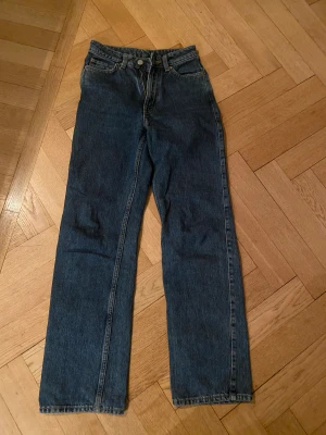 Byxor  - Säljer mina byxor från weekday i modellen arow skriv för mer bilder eller frågor💕