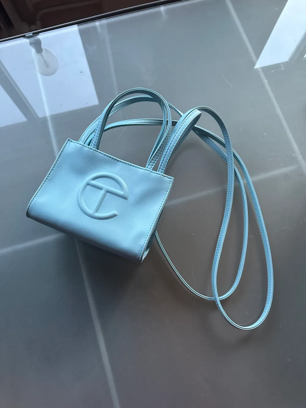 Telfar bag strl S i färgen ”pool blue” helt slutsåld just nu. Har använts varsamt ett fåtal ggr och är därför fortfarande i nyskick. Nypris är $150 från Telfars hemsida plus frakt. Väskor.