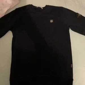 Stone island - Stone island tröja aldrig använd den är för stor för mig, grymt skick 10/10 mörkblå/svart