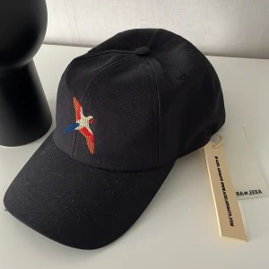 Axel Arigato Keps - Hej jag säljer en helt oanvänd Axel Arigato keps som jag fick för 2-3 år sedan. Aldrig använt. Pris 400kr