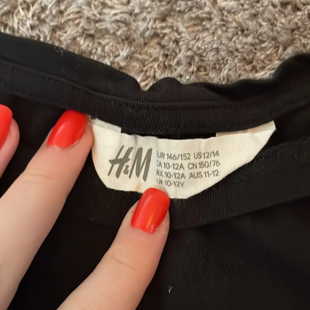  säljer svart t-shirt från H&M har inte använt den skönt material . . T-shirts.