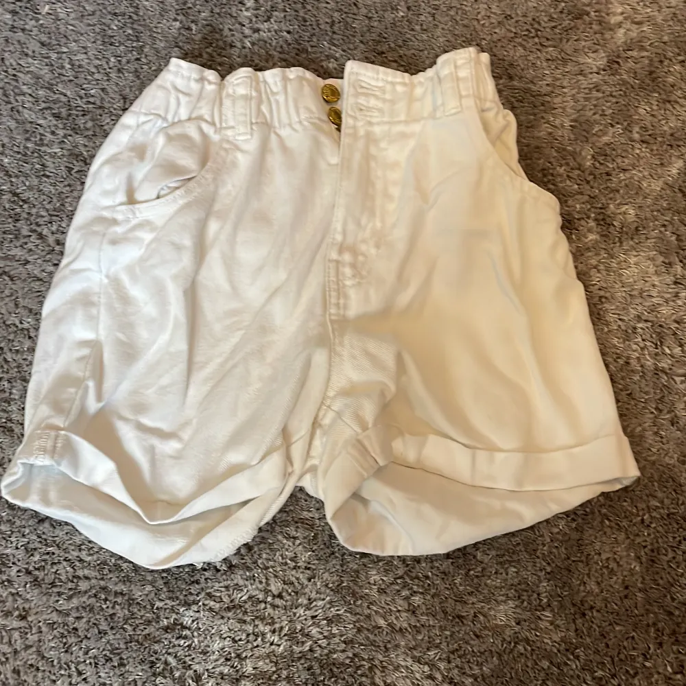  Säljer mina Vita shorts. Har inte använt dem så många gånger. Inga fläckar . Shorts.