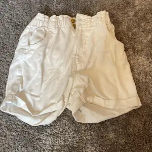  Säljer mina Vita shorts. Har inte använt dem så många gånger. Inga fläckar 
