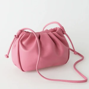 Väska - Super söt väska ifrån Gina, aldrig använd. Skriv för mer bilder💞