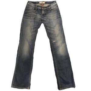  Blåa vintage lågmidjade flare jeans. Har aldrig använt dem, men de är lite slitna på lappen på baksidan. Kan skicka fler bilder på dem privat. Betalning via swish, köparen står för frakten. OBS. Finns katter i hemmet