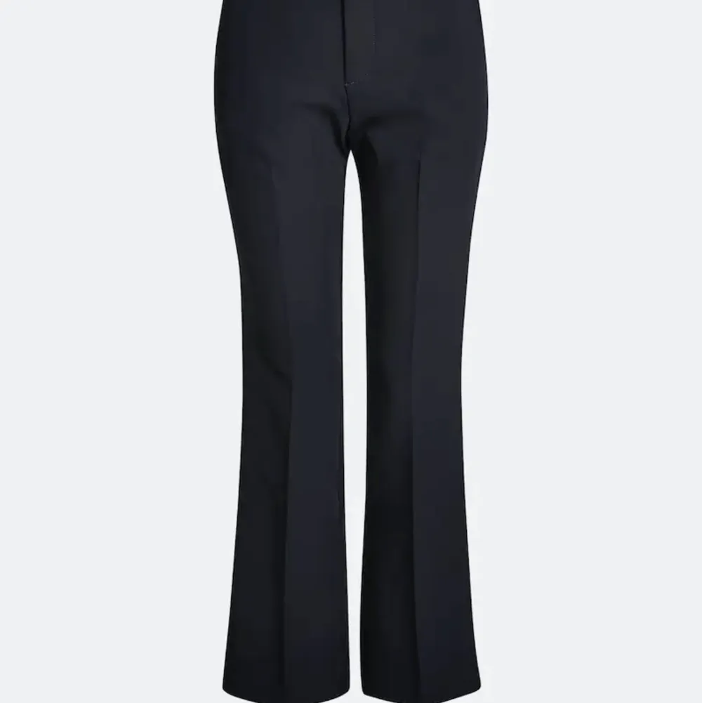 Säljer kostymbyxor i modellen ”Vilma” från bikbok. Endast använda en gång 💓💓 så fin modell. Jeans & Byxor.
