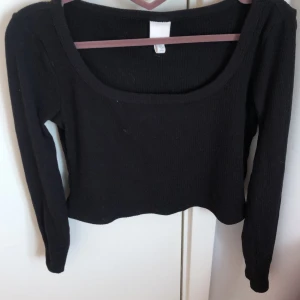 Urringad tröja  - Svart ribbad tröja med urringning från hm i storlek M och inga skador eller defekter på plagget!