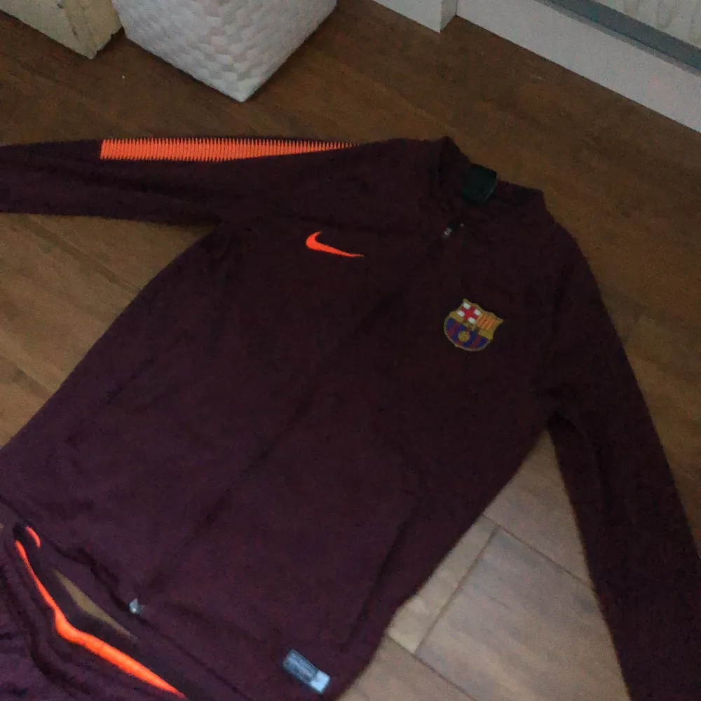 Är en fin Barca dress i det bästa materialet som är köpt i barcelona. Den är köpt för ungefär 3 år sedan, för 1000. Är i bra skick förutom två små hål som man inte lägger märke till så bra. Hålen är på det vänstra benet. Jag skulle kunna sy ihop men 40+kr. Hoodies.