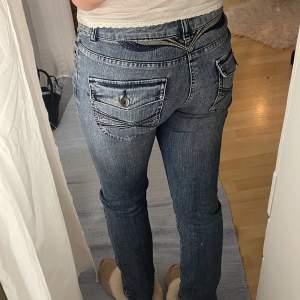 Jättesnygga lowwasited straight jeans med unika detaljer. Midjemått 72cm och innerbenslängd 84cm. Köpta på plick men var för små för mig.