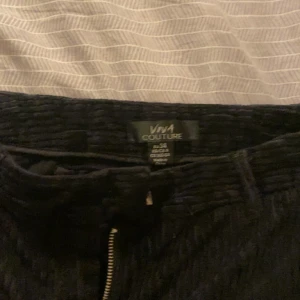 Manchester byxor lågmidjade  - Vintage tror jag, riktigt snygga lågmidjade men tyvärr för tajta runt mina lår och rumpa😕 väldigt långa o vida i benen💕 sitter perfekt på mig i längden som är ca 172 