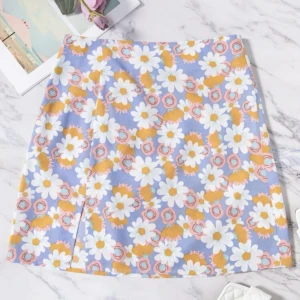 Kjol blommig  - Säljer denna supersöta kjolen med blommigt mönster🌸Den har en slits på sidan vilket är supersnyggt! Den är aldrig använd så precis som ny! 